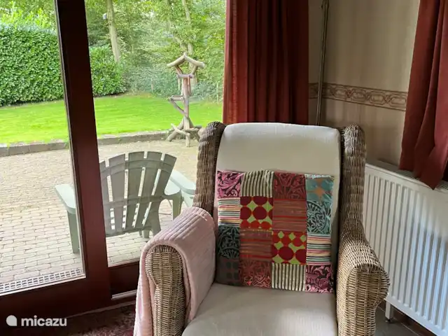 Heerlijke fauteuil... zo lekker voor het raam!